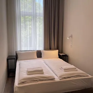 https://hotel-pension-uhland.find-berlin-hotels.com
